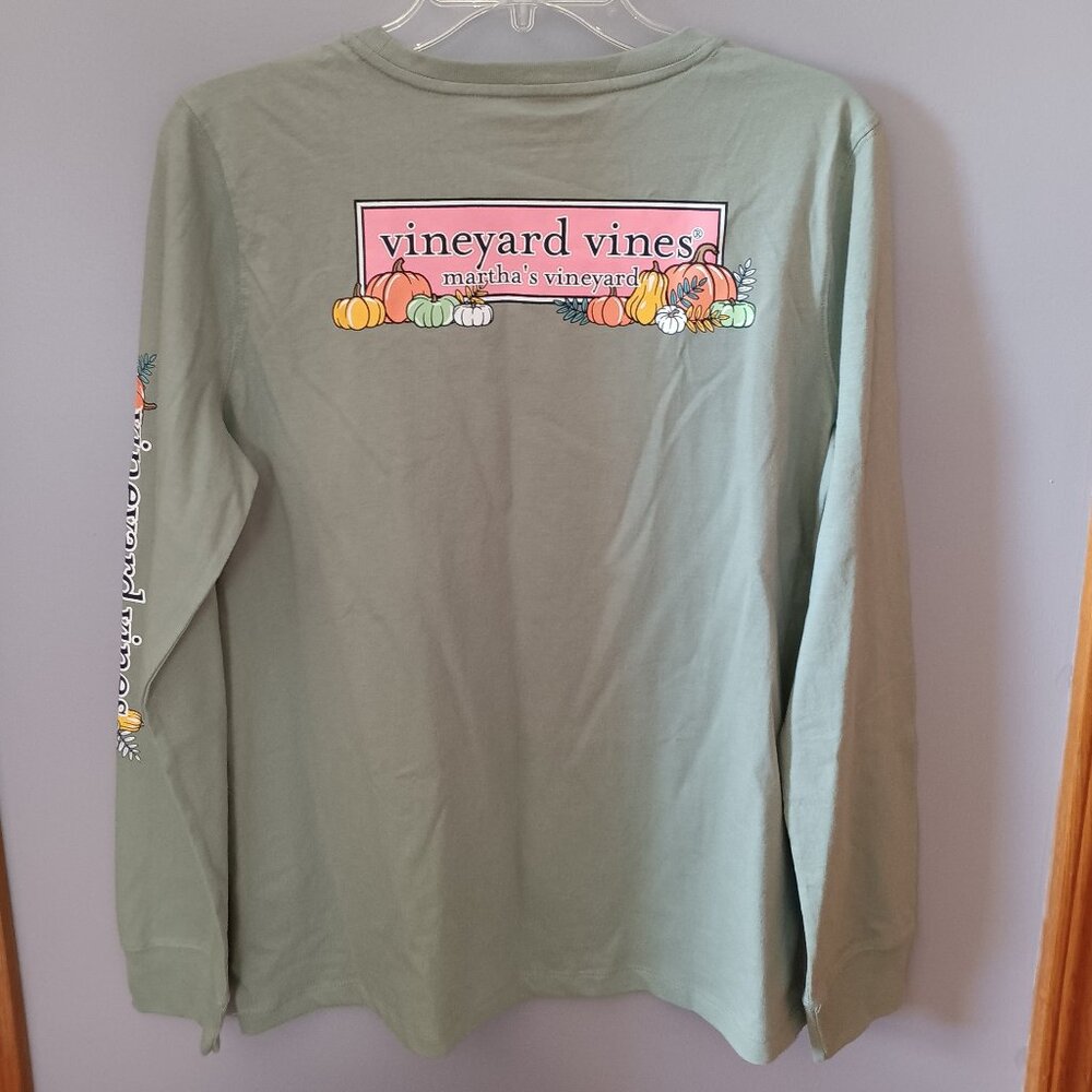 New Vineyard Vines Autumn Logo Tee, size M (Cover photo is back of shirt)